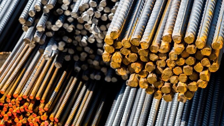 صورة مكتوب عليها أفضل خيارات مواد البناء في الكويت: مقارنة بين الحديد المستورد والمحلي