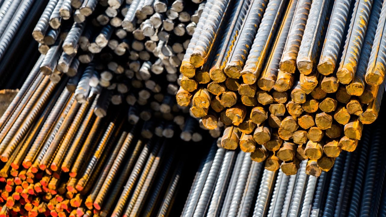 Best Building Materials Options in Kuwait: Comparing Imported and Local Steel صورة مكتوب عليها أفضل خيارات مواد البناء في الكويت: مقارنة بين الحديد المستورد والمحلي