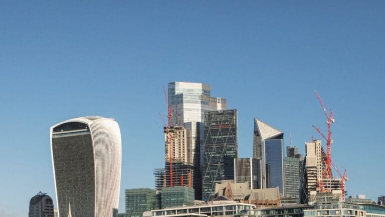 صورة مكتوب عليها مشاريع البناء في الكويت الجديدة تغطي الطلب على المساكن حتى عام 2040