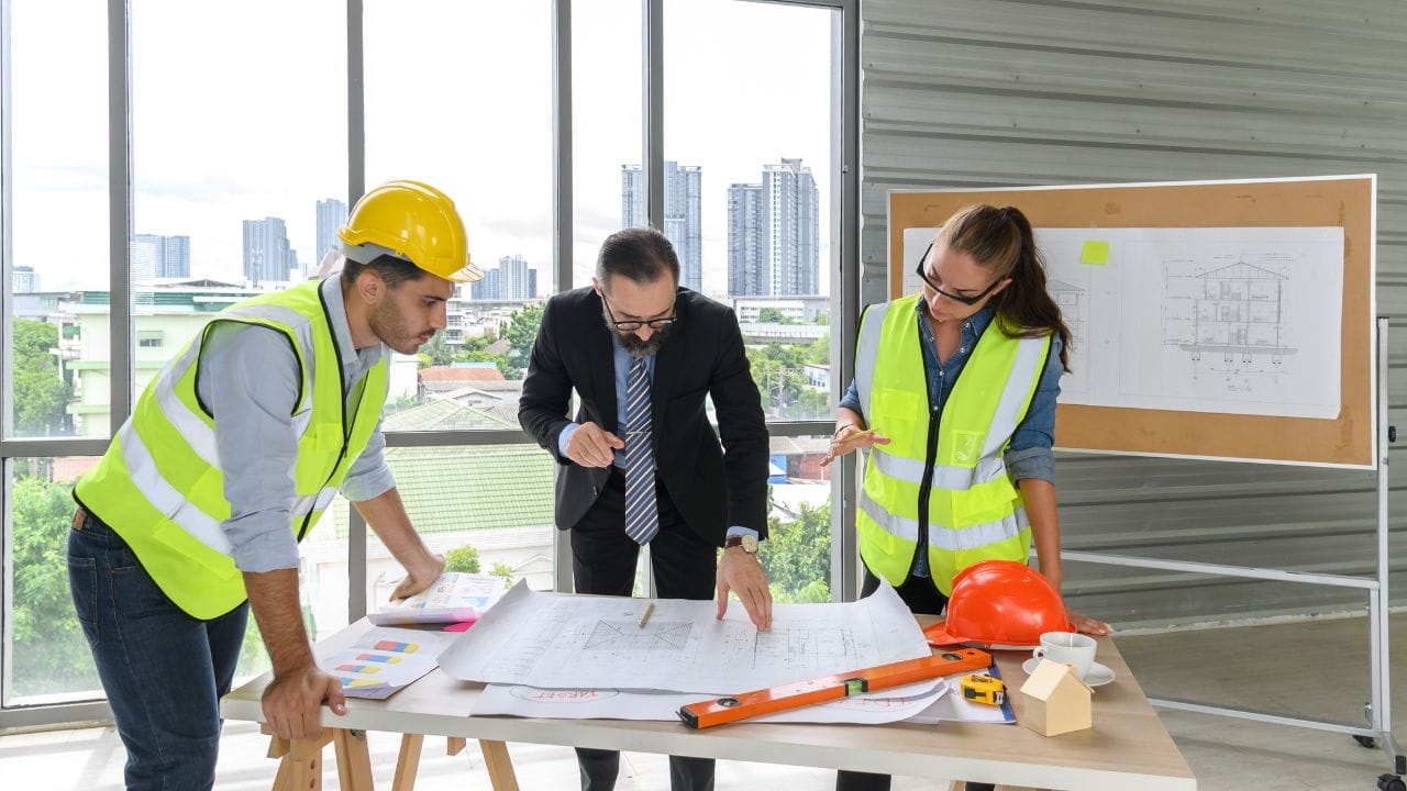 Engineering Supervision of Construction: The Importance of the Role in Achieving Project Quality صورة مكتوب عليها الاشراف الهندسي على البناء: أهمية الدور في تحقيق جودة المشاريع