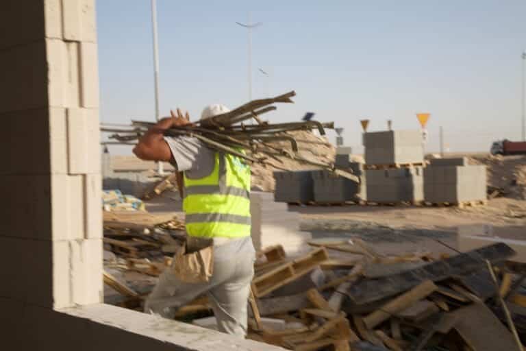 السلامة في مواقع البناء: التزام شركات المقاولات بأعلى المعايير