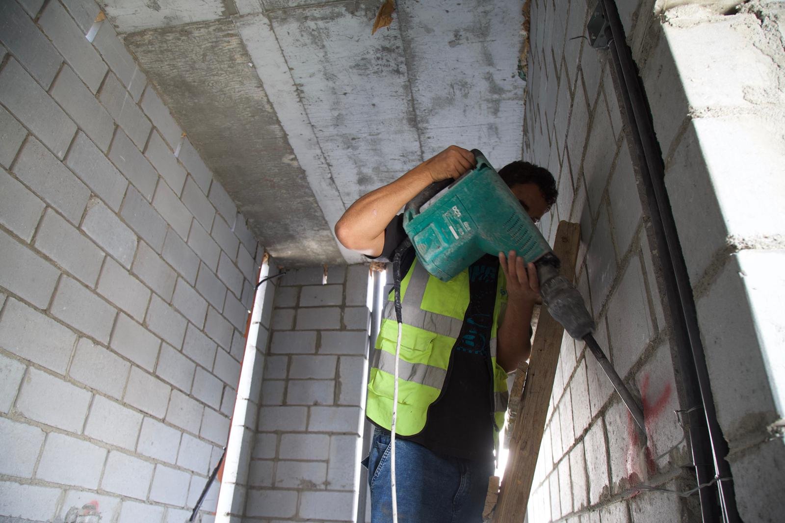 المصمم والمهندس يعملان معاً Designer and Engineer Working Together