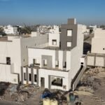 الجمع بين العصرية والكلاسيكية: إتقان فن المزج بين الأساليب في الديكور