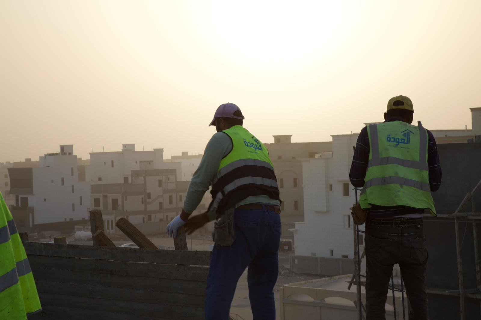 شركة العودة للمقاولات تخلق لك ديكوراً داخلياً متفرداً. اكتشف كيف نوظف الألوان والمساحات والمواد لتصميم يعكس شخصيتك بالكامل، مما يجعل الديكور الذي يتحدث عنك دون أن تتحدث حقيقة ملموسة.