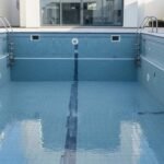 تجديد مسبح قديم في الكويت: حلول التسريب والعزل